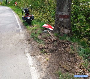 Policjanci wyjaśniają okoliczności wypadku z udziałem motocyklisty – uważajmy na drodze!